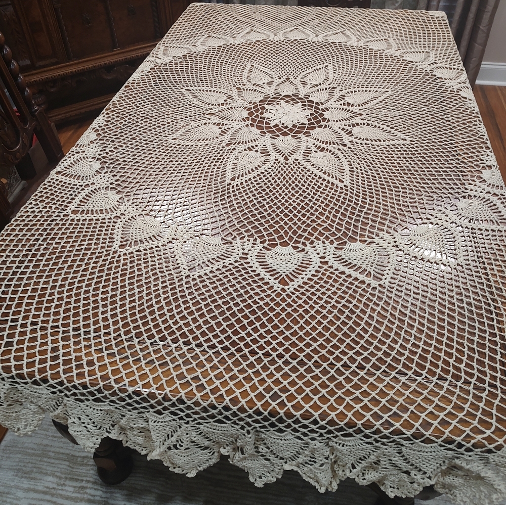 Vintage handmade crochet Pineapple pattern table cloth
